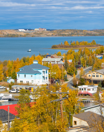 Vue aérienne d’un quartier boisé sur une rivière à Yellowknife, dans les Territoires du Nord Ouest.