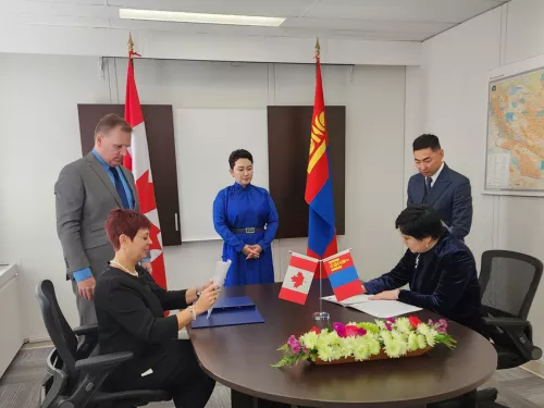 Chantal Guay, SCC CEO and Ambassador Sarantogos, Mongolian Ambassador to Canada, sign a Cooperation Agreement between the Standards Council of Canada and the Mongolian Agency for Standardization and Metrology (MASM), in the presence of the Minister of Foreign Affairs of Mongolia, Minister Battsetseg. 
